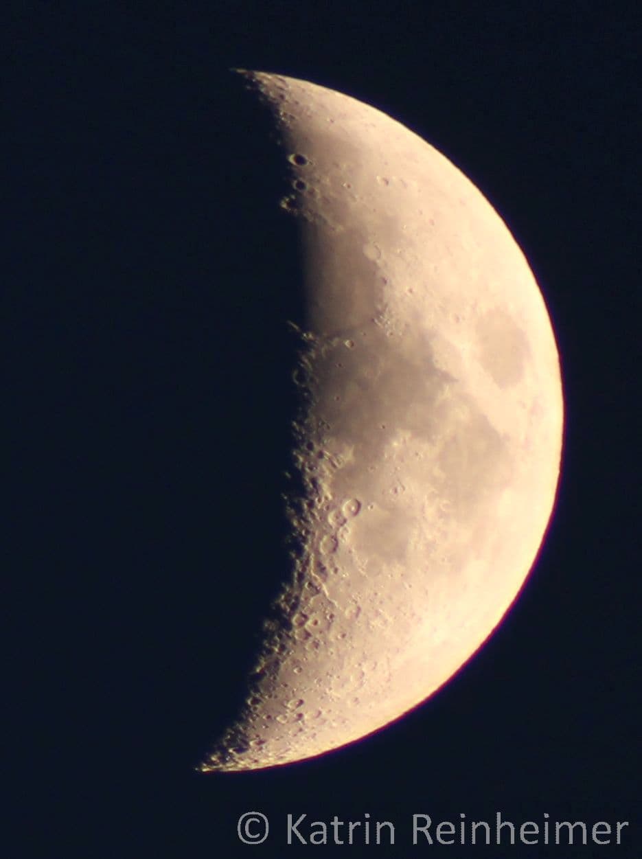 Der Mond hat viele Einschlagskrater auf seiner Oberfläche. Besonders gut sind sie am Übergang von Tag und Nacht zu sehen.