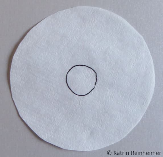 Male einen Kreis mit wasserlöslichem schwarzen Filzstift um die Mitte.