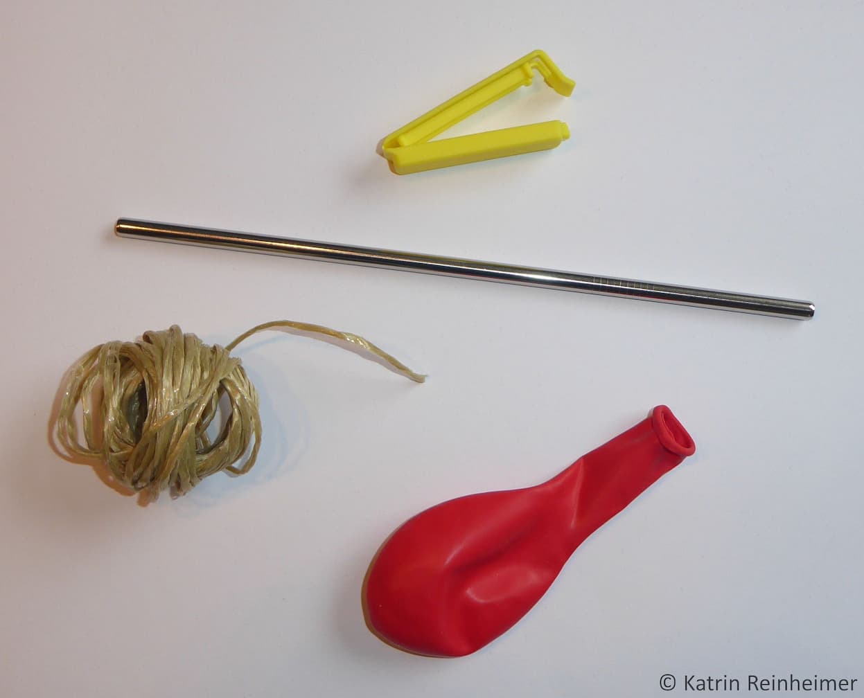 Was du für eine Luftballonrakete brauchst: paketband, Luftballon, Trinkhalm, Verschlussclip