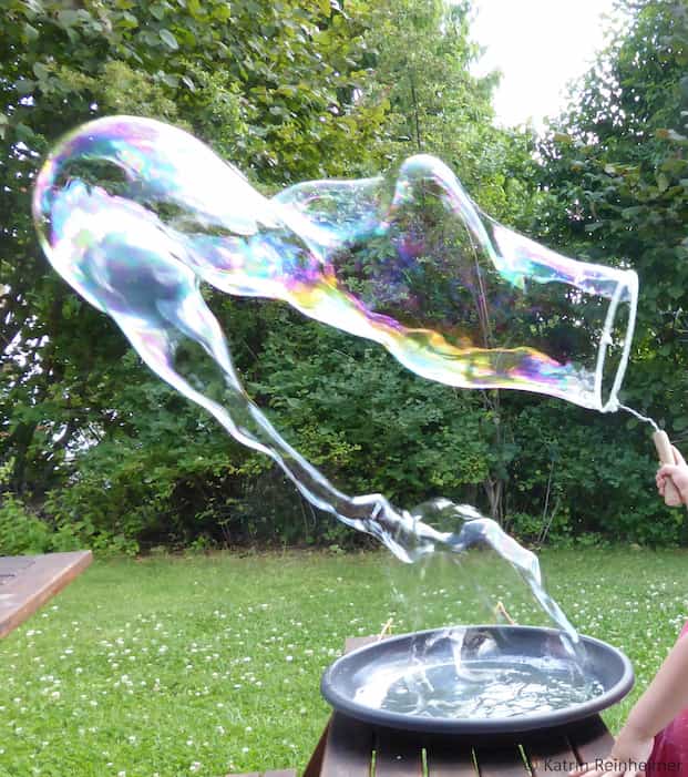 Mit einem großen Drahtring und dem Grundrezept kannst du riesige Seifenblasen machen.
