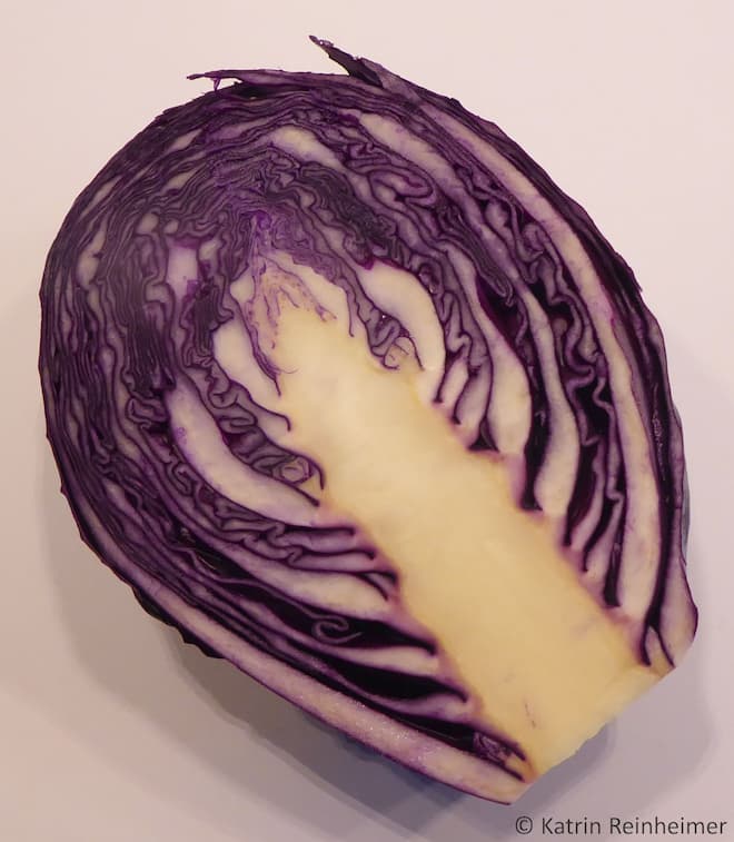 Ein halbierter Rotkohl.