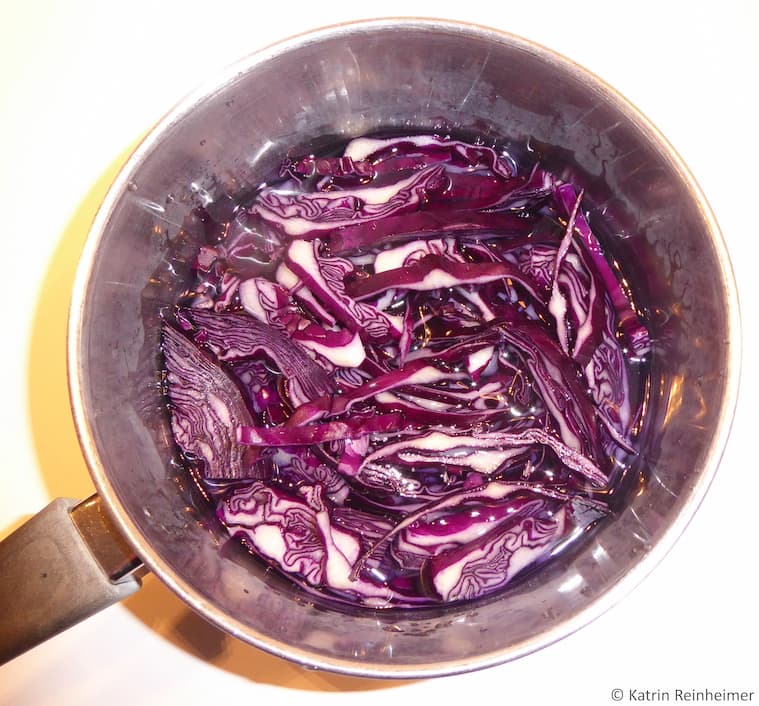 Geschnittener Rotkohl im Topf.